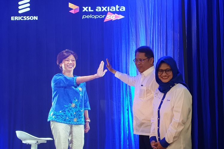 Yessie D. Yosetya, Chief Technology Officer XL Axiata dalam bentuk hologram (kiri), Menteri Komunikasi dan Informatika Rudiantara (tengah) dan CEO XL Axiata Dian Siswarini dalam uji coba 5G XL di Jakarta, Rabu (21/8/2019).