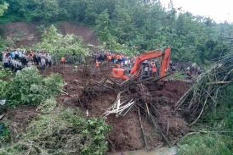 Suasana pencarian korban longsor di Dusun Kopen, Desa Ngrimbi, Kecamatan Bareng, Kabupaten Jombang, Jawa Timur, Selasa (28/1/2014), petang.