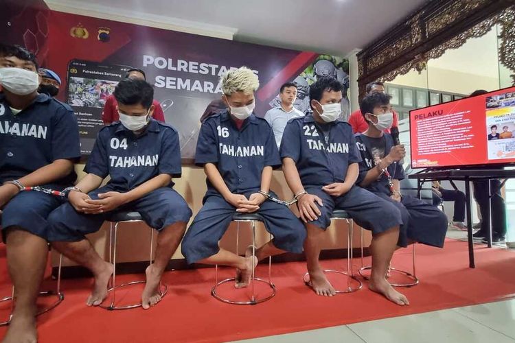 Kelima tersangka penyeroyokan dihadirkan dalam gelar kasus di Polrestabes Semarang, Jumat (14/10/2022).