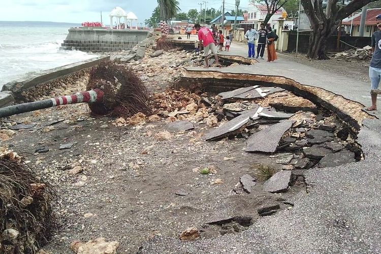 Jalan antar kabupaten yang berada di Kelurahan Lakambau, Kecamatan Batauga, Kabupaten Buton Selatan, Sulawesi Tenggara, rusak berat akibat diterjang gelombang tinggi, Senin (22/2/2022) sore.