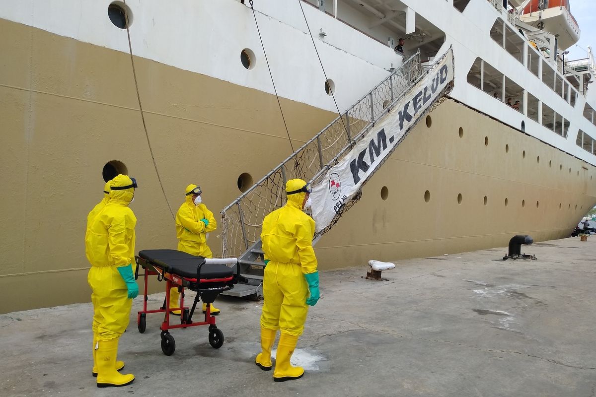 Sejumlah petugas menggunakan APD bersiap untuk melakukan simulasi penanganan suspect virus corona di KM Kelud di depan Terminal Penumpang Bandar Deli, Belawan Senin sore tadi (3/2/2020).