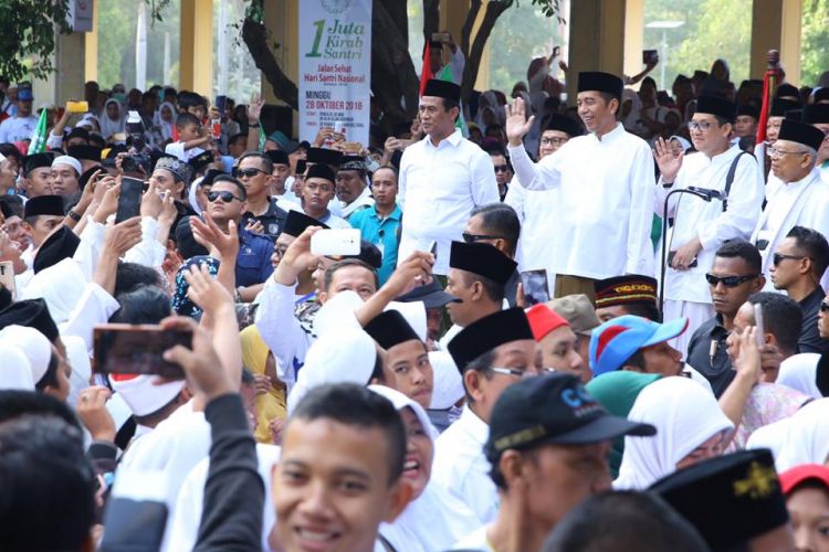 Menteri Pertanian (Mentan) Andi Amran Sulaiman mendampingi Presiden Joko Widodo melepas Kirab Santri dan Jalan Sehat Sahabat Santri di Alun-alun Sidoarjo, Jawa Timur, Minggu (28/10/2018).