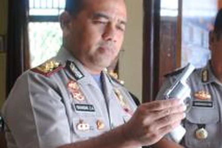 Kapolres Kepahiang AKBP Iskandar, memperlihatkan Senjata api yang dimiliki penjambret