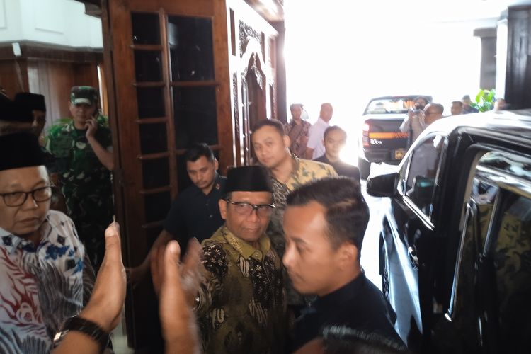Caption: Menko Polhukam Mahfud MD saat keluar dari Pringgitan Pemkab Nganjuk, Jumat (15/9/2023)