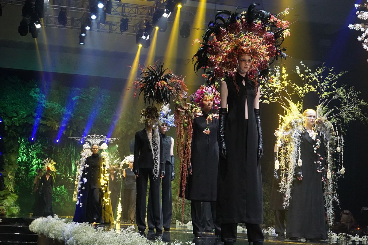 Desainer aksesori, Rinaldy A. Yunardi bersama delapan desainer bunga ternama menggelar fashion show bertema KHATULISTIWA sebagai puncak acara World Flower Council Summit Ke-36.