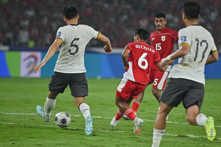Beckham Putra memberikan umpan kunci saat debut di Timnas Indonesia menghadapi China dalam laga Kualifikasi Piala Dunia 2026 Zona Asia, Kamis (5/6/2025) di Stadion Utama Gelora Bung Karno, Senayan, Jakarta. 