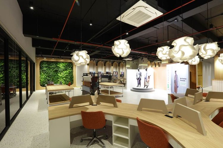 Jakarta Fashion Hub dipilih karena memiliki fasilitas lengkap sebagai sebuah ruang kolaboratif bagi para fashion enthusiast, desainer, hingga pemilik bisnis fesyen.