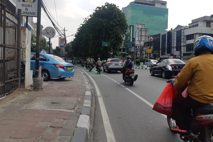 Jalur sepeda di Tomang Raya masih dipadati kendaraan bermotor pada Rabu (20/11/2019)