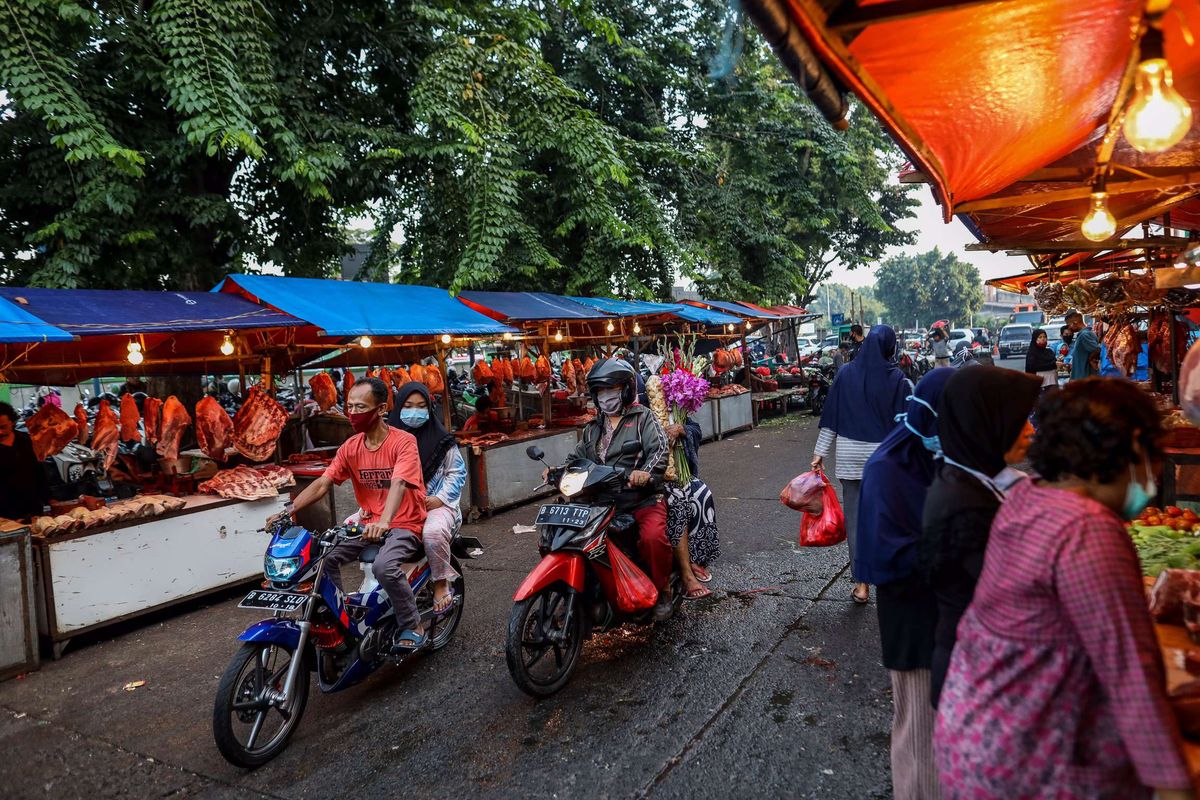 Warga berbelanja kebutuhan lebaran di Pasar Kramat Jati, Jakarta Timur, Jumat (22/5/2020). Menjelang Hari Raya Idul Fitri 1441 H, pasar tradisional ramai dikunjungi warga meskipun dalam masa pandemi COVID-19, tanpa memperhatikan protokol kesehatan seperti memakai masker dan menjaga jarak.