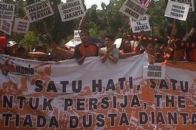 Ratusan suporter Persija Jakarta 