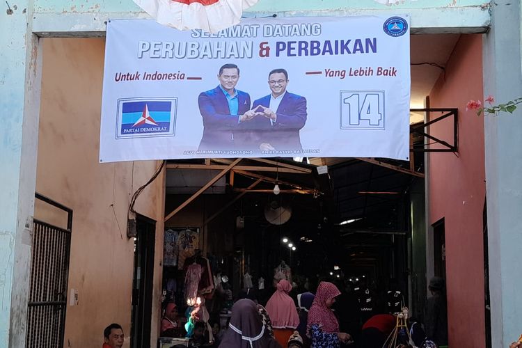 Foto: Gambar Anies Baswedan dan Anis Harimurti Yudhoyono di Pasar Panji, Kabupaten Situbondo, Provinsi Jawa Timur.