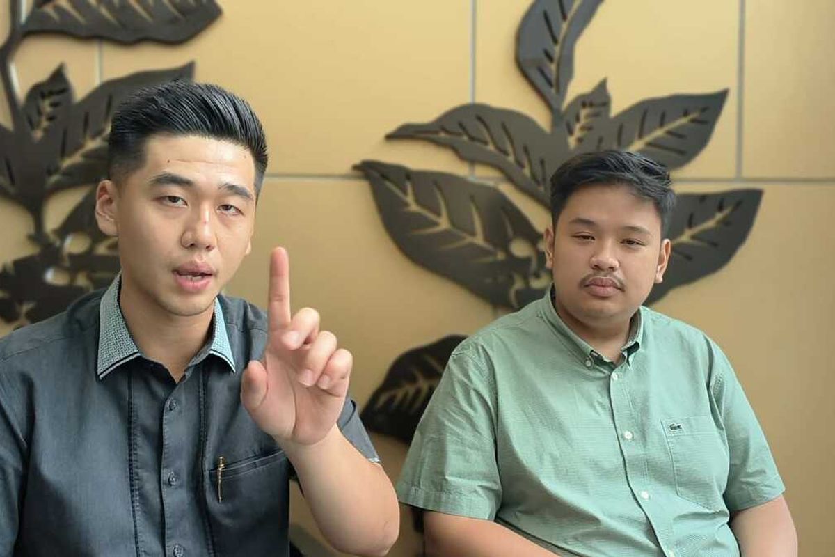 HF (kanan), putra anggota DPRD Surabaya dan Billy Handiyanto (kiri) selaku kuasa hukumnya.