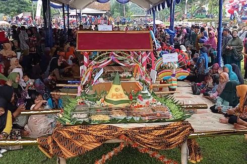 Jalan Rusak 20 Tahun Akhirnya Diperbaiki, Warga Ngawi Syukuran 1.000 Tumpeng