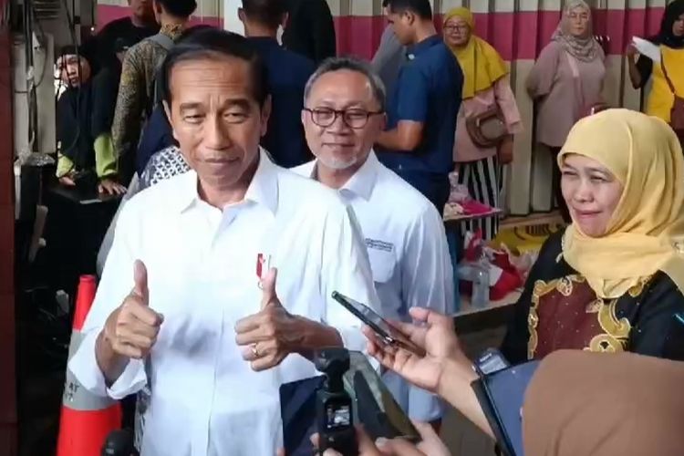 Presiden Jokowi didampingi Menteri Perdagangan Zulkifli Hasan dan Gubernur Jatim Khofifah Indar Parawansa saat berkunjung ke Pasar Rogojampi Banyuwangi 
