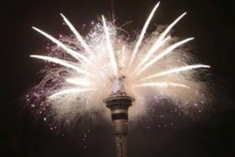 Perayaan pergantian tahun di Auckland, Selandia Baru, berpusat di Sky Tower, Jumat (1/1/2016) waktu setempat.