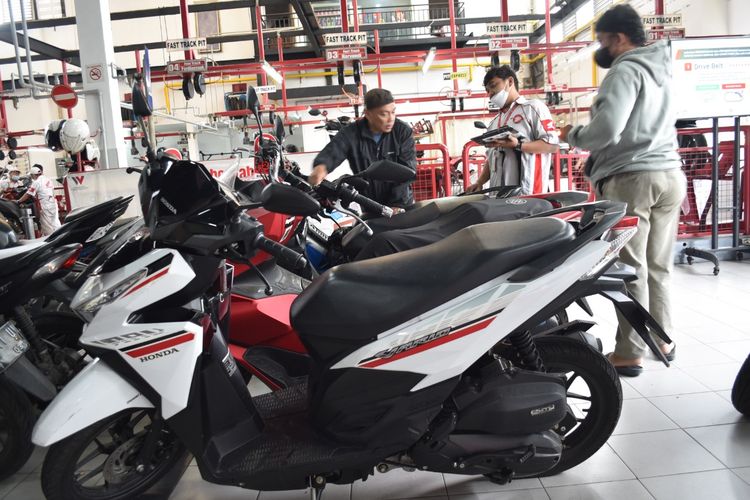 Ilustrasi servis motor di bengkel resmi Honda