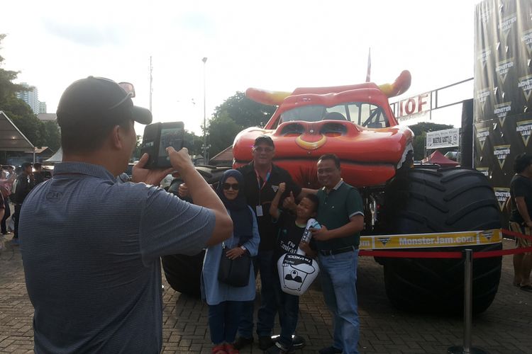 Pengunjung IIMS 2018 antusias berfoto bersama Dan Evans di depan El Toro Loco pada Minggu (22/4/2018).