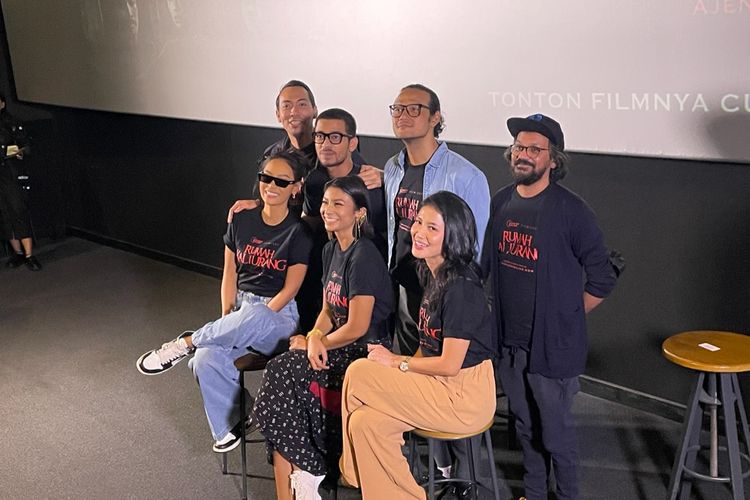 Deretan pemain film Rumah Kaliurang dalam jumpa pers di CGV FX Sudirman, Jakarta Pusat, Selasa (25/10/2022). 