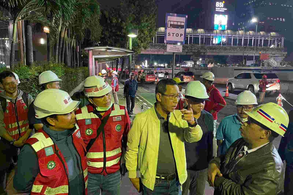 Penjabat (Pj) Gubernur DKI Jakarta Heru Budi Hartono meninjau perbaikan jalan di depan Ratu Plaza, Jakarta Pusat, Sabtu (7/5/2023) malam. Jalan yang diperbaiki tepatnya adalah Jalan Jenderal Sudirman.