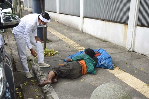 Kisah Pemulung Tua Tidur di Trotoar Bandung demi Menahan Lapar...