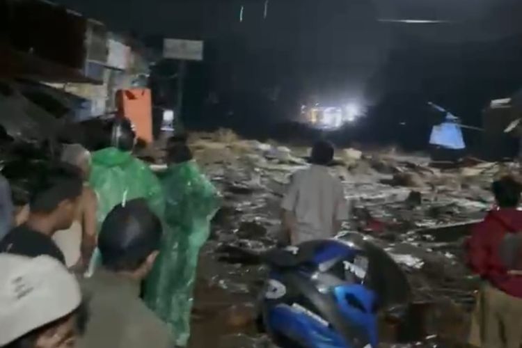 Banjir Bandang Terjang Kompleks Kantor Bupati Solok, Warga Dievakuasi