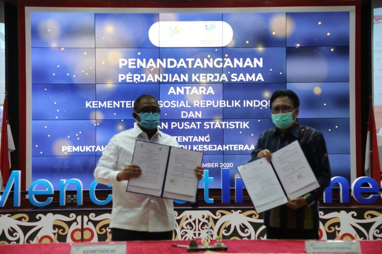 Penandatanganan Perjanjian Kerja Sama (PKS) Sekjen Kemensos Hartono Laras dengan Sekretariat Utama (Sestama) BPS Margo Yuwono di Kantor BPS, Jakarta, Rabu (11/11/2020).
