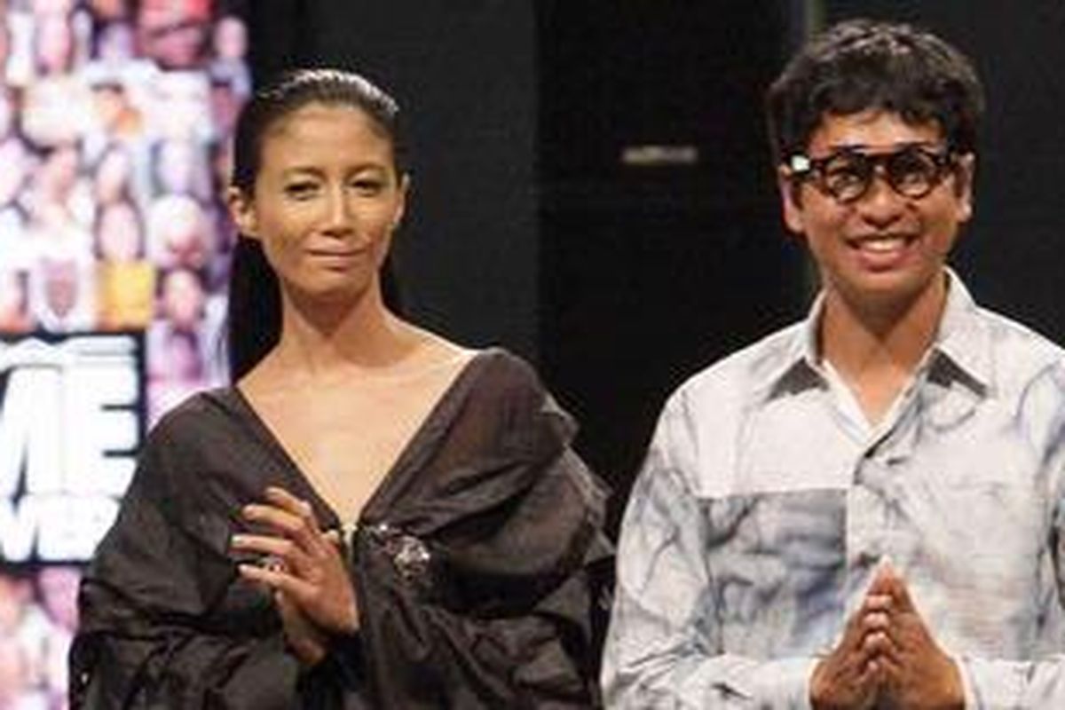 Desainer Yod Yoko, Sirus Tantiyapong (kanan), usai peragaan busana.