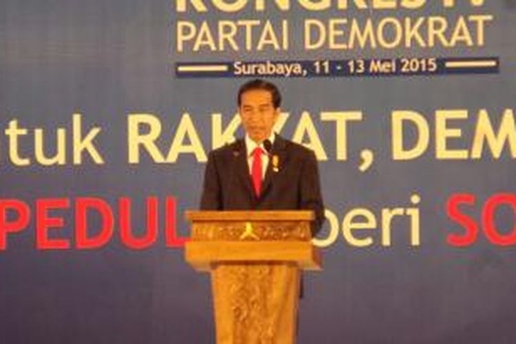 Presiden Joko Widodo memberikan sambutan pada pembukaan Kongres IV Partai Demokrat di Hotel Shangri-La, Surabaya, Jawa Timur, Selasa (12/5/2015).