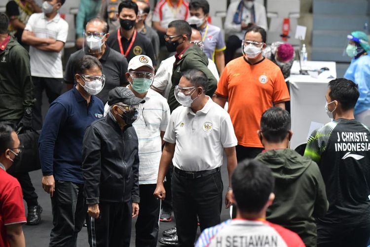 Menpora Zainudin Amali dan Wakil Presiden Ma'ruf Amin menyapa atlet bulu tangkis Indonesia, Jonatan Christie, di sela-sela acara pemberian vaksin bagi atlet di Istora Senayan, Jakarta, Jumat (26/2/2021).