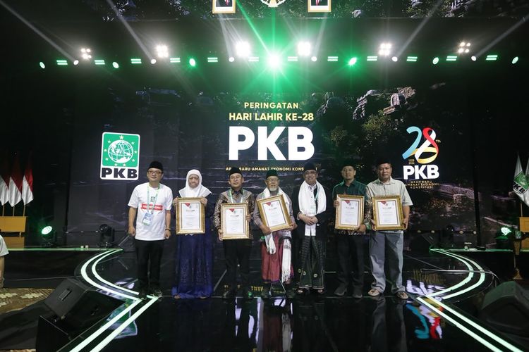 Harlah Ke-28, PKB Anugerahkan Penghargaan untuk Lima Kiai Berjasa