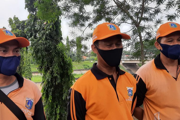 Nain, Joko dan Samuji, tiga petugas Penanganan Prasarana dan Sarana Umum (PPSU) Cipinang Muara yang berhasil menyelamatkan bocah berinisial N (11) tenggelam Kanal Banjir Timur (KBT).