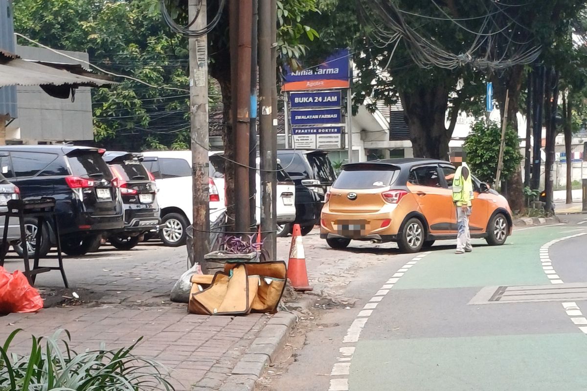 Penampakan juru parkir yang berada di salah satu minimarket kawasan Tebet, Jakarta Selatan, Kamis (16/5/2024).