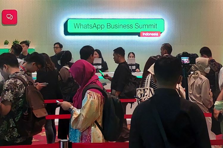 Pengunjung memadati acara WhatsApp Business Summit Indonesia yang digelar di Jakarta, Rabu (1/11/2023).