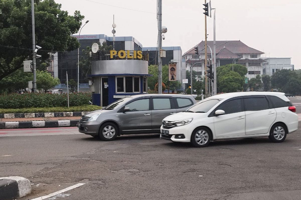 Jalan rusak menuju Jalan Merdeka Barat dari arah Jalan Merdeka Utara, Gambir, Jakarta Pusat, Senin (22/5/2023). (KOMPAS.com/XENA OLIVIA)