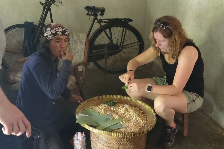 Dua bule dari negara Belanda keliling pedesaan di Kalurahan Banguncipto, Kapanewon Sentolo, Kabupaten Kulon Progo, Daerah Istimewa Yogyakarta. Keduanya menikmati keindahan pedesaan dan ramahnya warga menyambut mereka. Dalam perjalanan wisata di desa ini, Linda sempat mencoba membuat dua tempe kedelai dengan bungkus daun pisang.