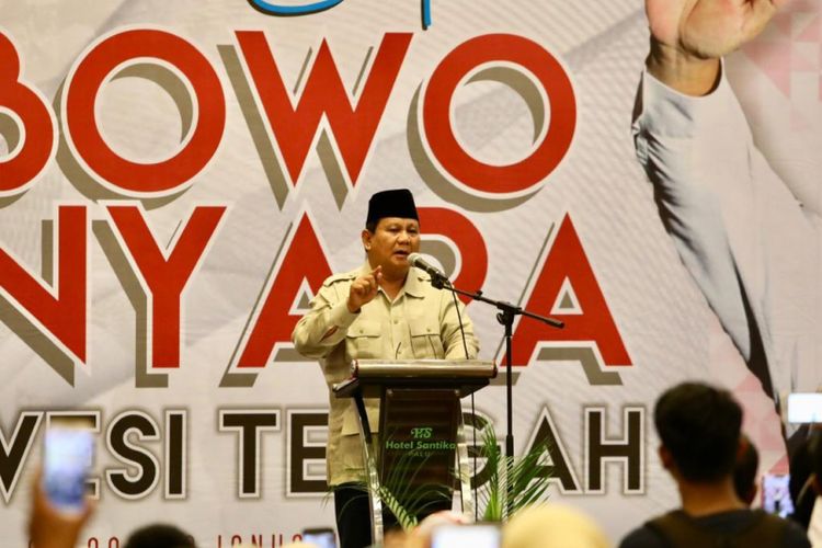 Calon Presiden nomer urut 02 Prabowo Subianto saat bertemu dengan para korban bencana, kader Partai Gerindra, simpatisan dan relawan di Hotel Santika, Palu, Sulawesi Tengah, Selasa (8/1/2019).