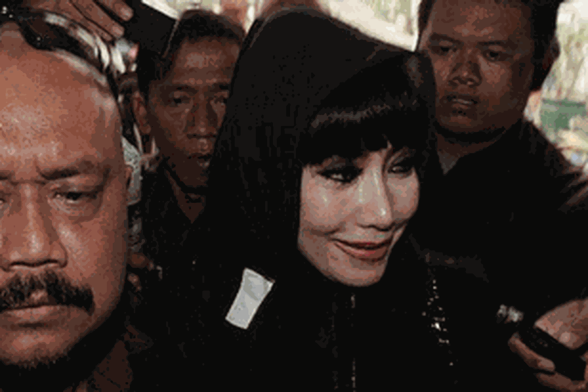 Tersangka kasus pencucian uang dan kejahatan perbankan, Malinda Dee (48) tiba di Pengadilan Negeri Jakarta Selatan untuk menjalani sidang perdana dengan agenda pembacaan dakwaan, Selasa (8/11/2011).