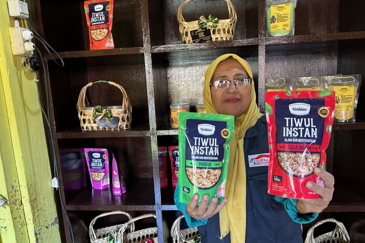 Di tangan Lilik Sri Rahayu (61), tiwul diubah menjadi bentuk instan dan bisa menjadi oleh-oleh untuk wisatawan. Usaha oleh-oleh tiwul instan milik Lilik awali dari pelatihan membuat tepung mocaf.