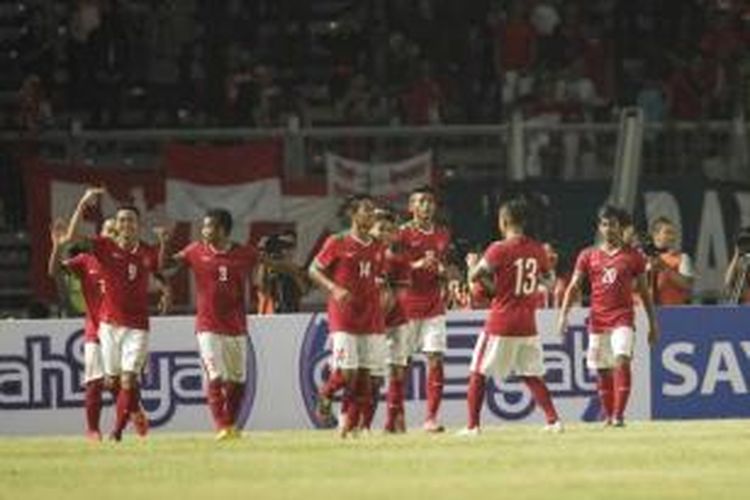 Para pemain timnas Indonesia U-23 berselebrasi seusai mencetak gol ke gawang timnas Timor Leste dalam kualifikasi Piala Asia U-23 Grup H di Stadion Utama Gelora Bung Karno, Senayan, Jakarta, Jumat (27/3/2014). Indonesia menang dengan skor 5-0.