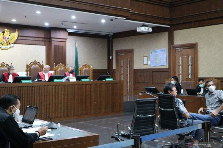 Hengky Soenyoto (berkacamata) dan F.X. Wisnu Pancara (bermasker) menjadi saksi untuk dua terdakwa mantan Sekretaris Mahkamah Agung Nurhadi dan menantunya, Rezky Herbiyanto, dalam perkara penerimaan suap dan gratifikasi di Pengadilan Tindak Pidana Korupsi (Tipikor) Jakarta, Rabu (11-11-2020).