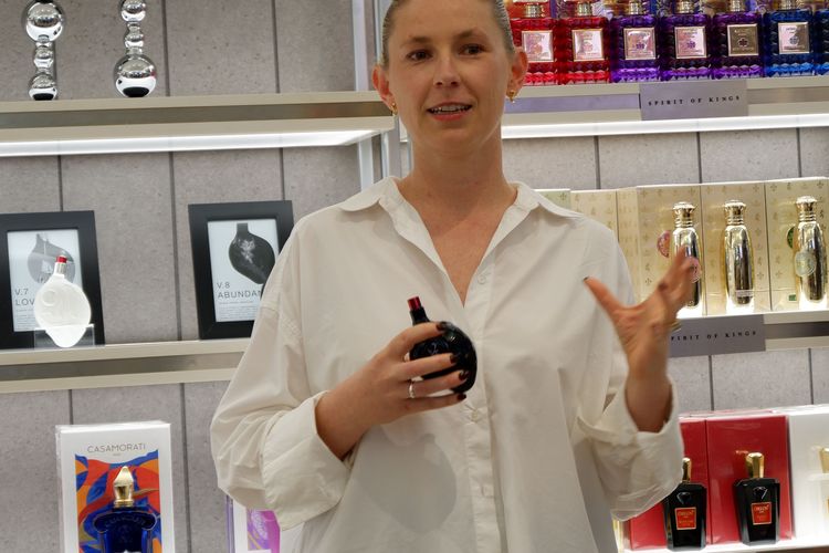 Imogen Darling-Blair, putri Sarah yang turut hadir di Indonesia.
 di gerai C&F Mal Kota Kasablanka, Jakarta, Selasa(22/4/2025) 
