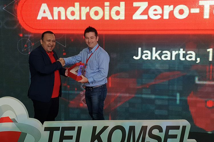 Dharma Simorangkir, SPV Enterprise Account Management Telkomsel (kiri) dan Gerard Kenedy, Regional Manager Android Enterprise, dalam acara peluncuran Android Zero-touch Enrollment di Jakarta, Senin (15/7/2019)