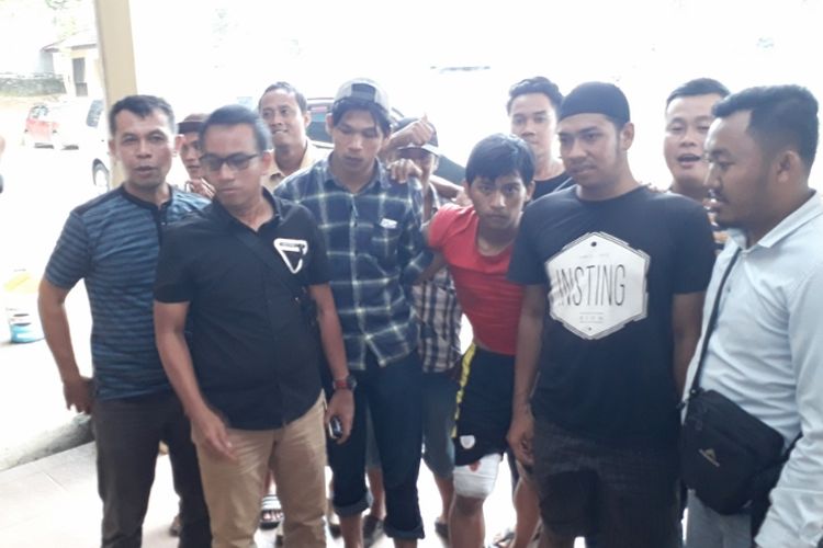 Pelaku pembunuhan siswi SMA (baju merah) saat diringkus polisi Bengkulu.