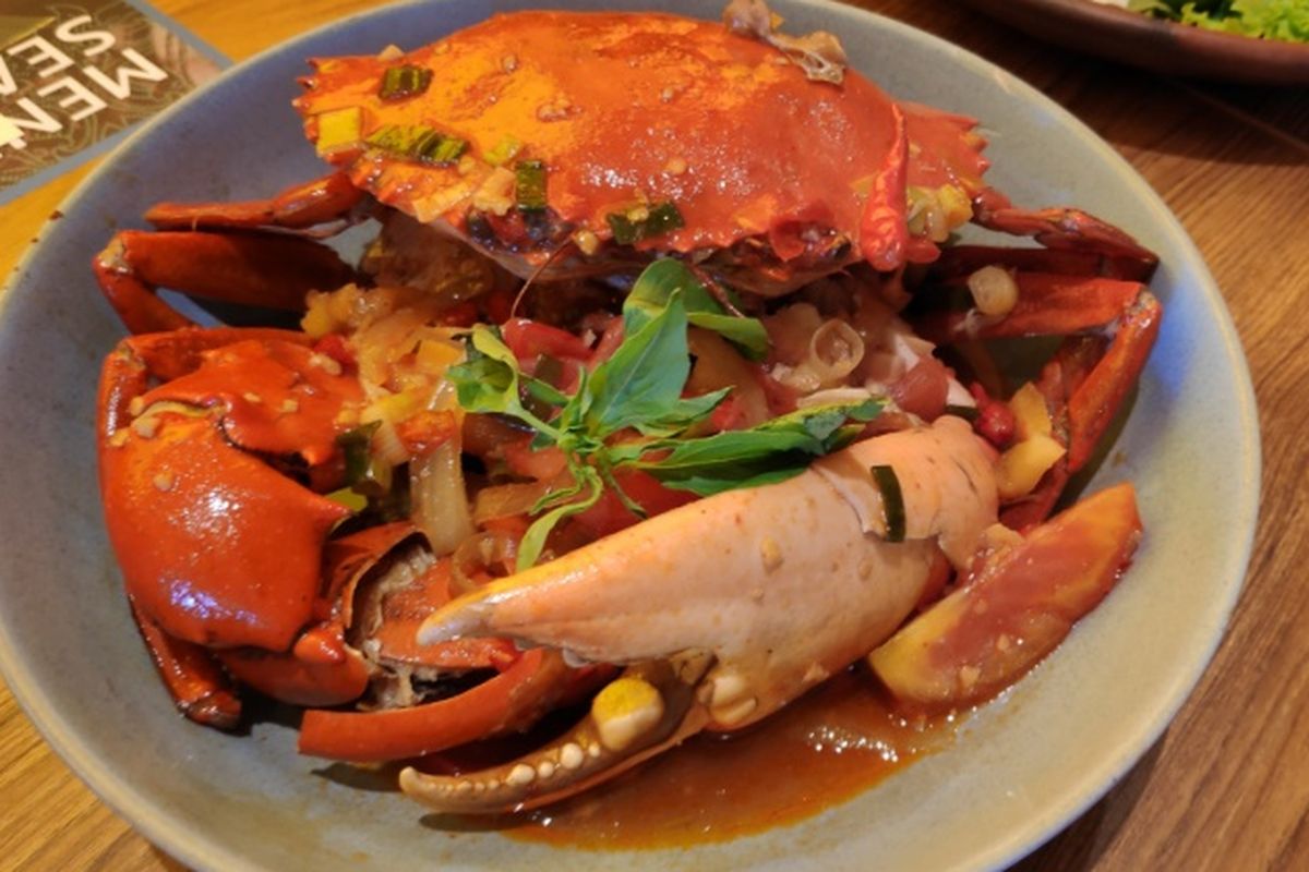 Kepiting tumis pedas, hidangan di Sate & Seafood Senayan.