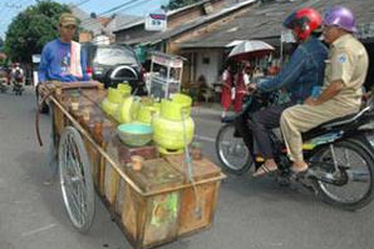 Sidik setiap hari berjualan minyak tanah dan gas elpiji keliling di wilayah Kebon Jeruk, Jakarta Barat. Sidik ikut menjual gas elpiji karena kesulitan mencari minyak tanah di agen-agen terdekat. Foto diambil pada Selasa (1/4).