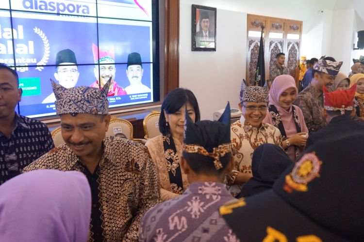 Menteri Pariwisata Arief Yahya dan Bupati Banyuwangi Abdullah Azwar Anas pada acara Diaspora Banyuwangi yang digelar di Pendopo Shaba Swagata Blambangan, Banyuwangi, Jawa Timur, Selasa (27/6/2017).