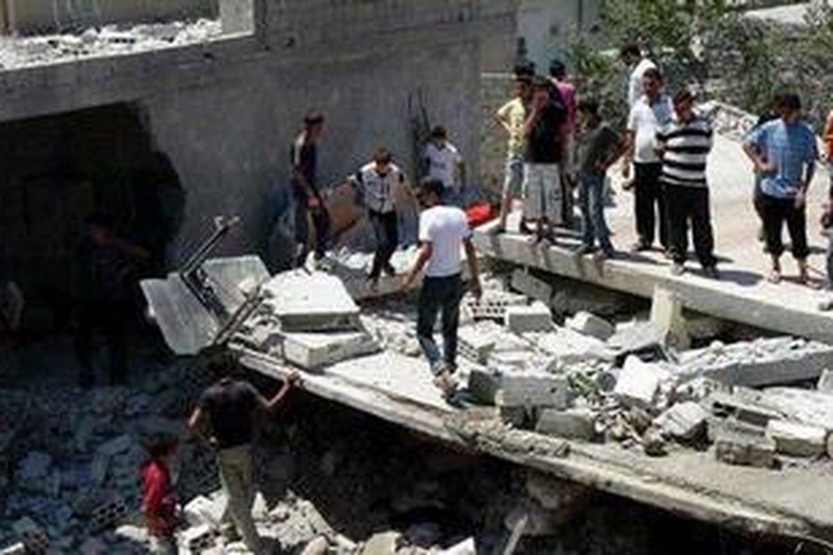 Warga Suriah memeriksa reruntuhan rumah-rumah di Dael, Provinsi Daraa, Suriah selatan, Selasa (17/7/2012), dalam foto yang disediakan oleh kantor berita oposisi Shaam News Network, Rabu. Menurut komandan Misi Pemantau PBB Suriah, Mayor Jenderal Robert Mood, situasi di Suriah tidak menuju perdamaian, justru tengah mengalami eskalasi kekerasan. Hari Rabu, tiga pejabat teras rezim Suriah tewas dalam pengeboman di Damaskus.