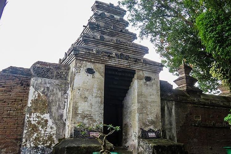Pintu gerbang menuju Makam Raja Mataram Kotagede.