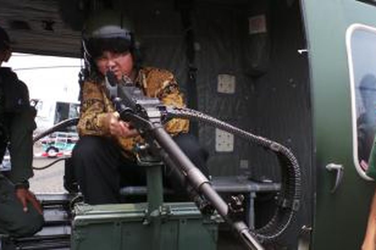 Wakil Gubernur DKI Jakarta Basuki Tjahaja Purnama saat mencoba peralatan di pameran alutsista TNI AD, di Monas, Jakarta, Jumat (4/10/2013).