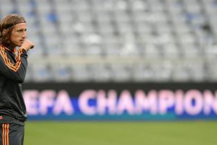 Gelandang Real Madrid, Luka Modric, saat ambil bagian dalam latihan di Muenchen, pada 28 April 2014, menjelang pertandingan leg kedua semifinal Liga Champions melawan Bayern Muenchen di Allianz Arena. Pada semifinal ini, Selasa (29/4), Madrid menang 4-0.